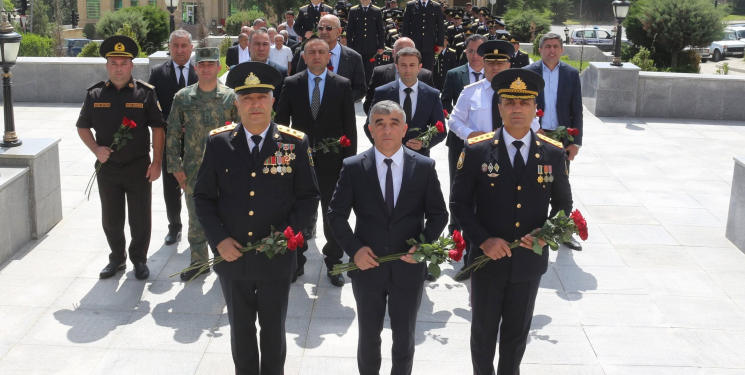 2 İyul – Azərbaycan Polisi Günü münasibətilə Ulu Öndər Heydər Əliyevin abidəsi ziyarət olunaraq əziz xatirəsi dərin ehtiramla yad edilib