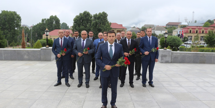 Rayon İcra Hakimiyyətinin başçısı Orxan Mürsəlov rəhbərlik etdiyi kollektiv ilə birlikdə 23 İyun - Dövlət Qulluqçularının Peşə Bayramı Günü münasibətilə Ulu Öndər Heydər Əliyevin abidəsini ziyarət edib