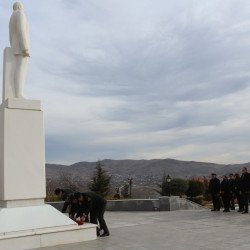 13 Fevral – Azərbaycan Respublikası Səfərbərlik və Hərbi Xidmətə Çağırış üzrə Dövlət Xidməti işçilərinin peşə bayramı günü münasibətilə Ulu Öndər Heydər Əliyevin abidəsi ziyarət edilib